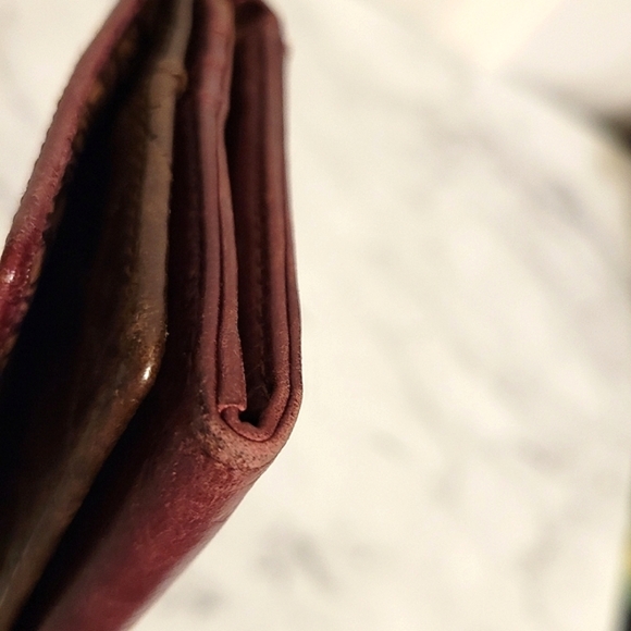 Unique HOBO The Original Burgandy Embossed with Brown Quilted Contrast Wallet - Picture 11 of 13